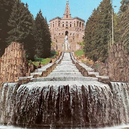 Mit Blick Auf Herkules Mit Parkplatz Κάσελ