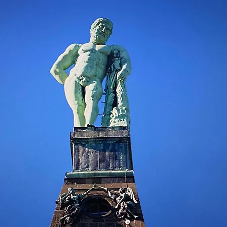 Mit Blick Auf Herkules Mit Parkplatz Kassel