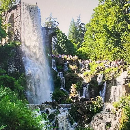 Mit Blick Auf Herkules Mit Parkplatz *